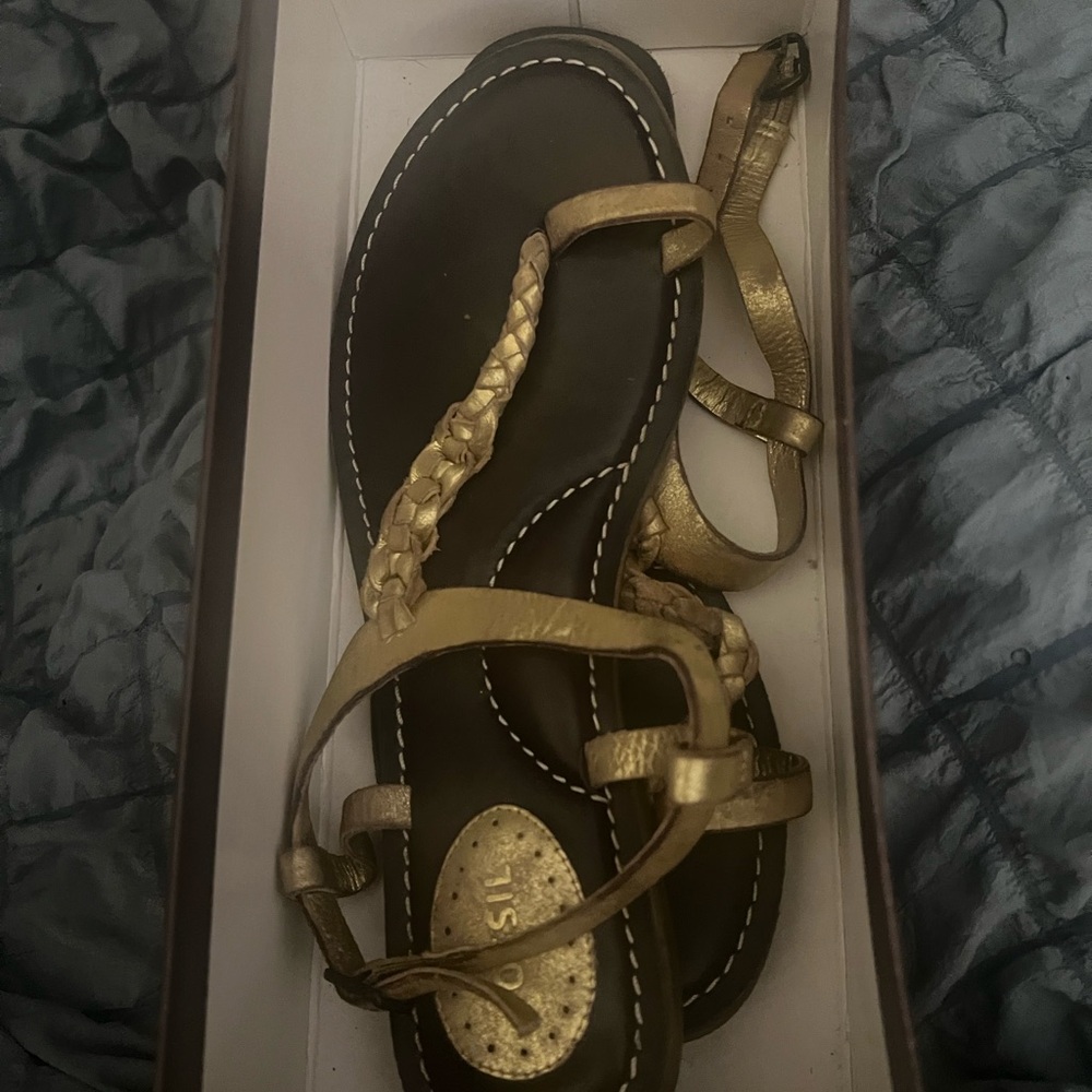 Fossil Antique Distressed Gold Toe Thong Sandal